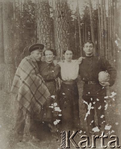 1917, leśnictwo Pristanskoje, Wyksa okolice, gubernia włodzimierska, Rosja.
Od lewej stoją: Wacław Skorupski, Feliksa Skorupska, Paula Ewerman, Gierman Eisler.
Fot. NN, zbiory Ośrodka KARTA, album Wacława Skorupskiego udostępniła Agata Witerska