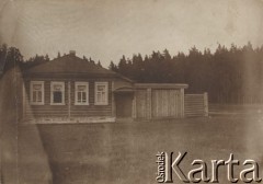1914-1918, leśnictwo Pristanskoje, Wyksa okolice, gubernia włodzimierska, Rosja.
Leśniczówka Wacława Skorupskiego.
Fot. NN, zbiory Ośrodka KARTA, album Wacława Skorupskiego udostępniła Agata Witerska