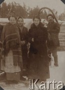Zima 1915-1917, leśnictwo Pristanskoje, Wyksa okolice, gubernia włodzimierska, Rosja.
Pierwsza z lewej stoi Feliksa Skorupska, trzecia z lewej Paula Ewerman.
Fot. NN, zbiory Ośrodka KARTA, album Wacława Skorupskiego udostępniła Agata Witerska