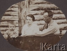 1915-1916, leśnictwo Pristanskoje, Wyksa okolice, gubernia włodzimierska, Rosja.
Feliksa Skorupska i Wacław Skorupski z synem Ferdusiem przy leśniczówce.
Fot. NN, zbiory Ośrodka KARTA, album Wacława Skorupskiego udostępniła Agata Witerska