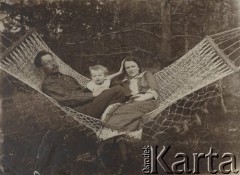 1915-1916, leśnictwo Pristanskoje, Wyksa okolice, gubernia włodzimierska, Rosja.
Wacław Skorupski i Feliksa Skorupska z Ferdusiem na hamaku przy leśniczówce.
Fot. NN, zbiory Ośrodka KARTA, album Wacława Skorupskiego udostępniła Agata Witerska