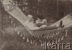 1916-1917, leśnictwo Pristanskoje, Wyksa okolice, gubernia włodzimierska, Rosja.
Wacław Skorupski i Feliksa Skorupska na hamaku przy leśniczówce.
Fot. NN, zbiory Ośrodka KARTA, album Wacława Skorupskiego udostępniła Agata Witerska
