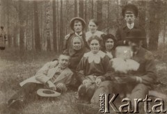 1915-1916, leśnictwo Pristanskoje, Wyksa okolice, gubernia włodzimierska, Rosja.
Od lewej w pierwszym rzędzie: Wacław Ciesielski, NN, Borkowska, NN (nauczycielka), Wincenty Borkowski z małym Ferdusiem Skorupskim. W tylnym rzędzie: Władysław Skorupski, Feliksa Skorupska, NN.
Fot. NN, zbiory Ośrodka KARTA, album Wacława Skorupskiego udostępniła Agata Witerska