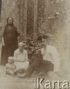 1915, leśnictwo Pristanskoje, Wyksa okolice, gubernia włodzimierska, Rosja.
Feliksa Skorupska z synem Ferdusiem, za nimi akuszerka, po prawej pracownik służby leśnej.
Fot. NN, zbiory Ośrodka KARTA, album Wacława Skorupskiego udostępniła Agata Witerska