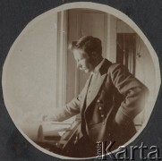 1909-1913, Moskwa, Rosja.
Wacław Skorupski przy pracy jako mierniczy.
Fot. NN, zbiory Ośrodka KARTA, album Wacława Skorupskiego udostępniła Agata Witerska