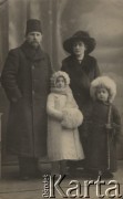 Przed 1918, Rosja. (?)
Maria Gołownicka z mężem i dziećmi.
Fot. NN, zbiory Ośrodka KARTA, album Wacława Skorupskiego udostępniła Agata Witerska