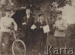 1913, Rosja.
Pracownicy służby leśnej. Drugi z prawej stoi Wacław Skorupski.
Fot. NN, zbiory Ośrodka KARTA, album Wacława Skorupskiego udostępniła Agata Witerska