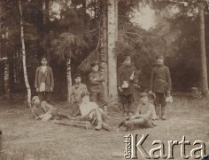 1913, Rosja.
Pracownicy służby leśnej w przerwie podczas prac przy urządzaniu lasów państwowych. W środku z założonymi rękami stoi Wacław Skorupski.
Fot. NN, zbiory Ośrodka KARTA, album Wacława Skorupskiego udostępniła Agata Witerska