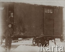 Zima 1918, Rosja. lub Polska.
Postój pociągu z Polakami powracającymi z Rosji. W drzwiach wagonu widoczni Borkowski i Władysław Skorupski, w oknie Benek Ewerman, Irenka Skorupska i Ferduś Skorupski.
Fot. NN, zbiory Ośrodka KARTA, album Wacława Skorupskiego udostępniła Agata Witerska