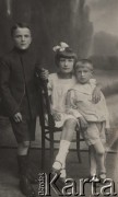 Lata 20-te, Brześć nad Bugiem, Polska.
Od lewej Ferdynand Skorupski, Irena Skorupska i Kazimierz Skorupski.
Fot. NN, zbiory Ośrodka KARTA, album Ireny Skorupskiej udostępniła Agata Witerska