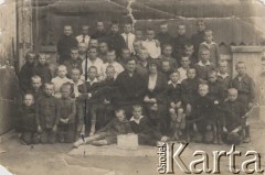 Lata 20-te, Brześć nad Bugiem, Polska.
Uczniowie szkoły powszechnej. W środku kierowniczka p. Kozłowska, obok nauczycielka p. Józefa. Zaznaczony krzyżykiem siedzi Adzik, dwoma krzyżykami Ferdynand Skorupski.
Fot. NN, zbiory Ośrodka KARTA, album rodziny Skorupskich udostępniła Agata Witerska
