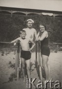 Lato 1931, Brześć nad Bugiem, Polska.
Kazimierz Skorupski oraz rodzeństwo Zygmunt i Irena Ciesielscy na plaży nad brzegiem Muchawca.
Fot. NN, zbiory Ośrodka KARTA, album rodziny Skorupskich udostępniła Agata Witerska