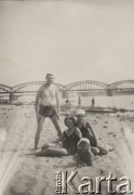 Lato 1931, Brześć nad Bugiem, Polska.
Na plaży nad brzegiem Muchawca, stoi Zygmunt Ciesielski, siedzą Irena Ciesielska i NN, leży Kazimierz Skorupski.
Fot. NN, zbiory Ośrodka KARTA, album rodziny Skorupskich udostępniła Agata Witerska
