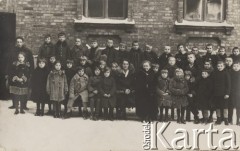 1930, Brześć nad Bugiem, Polska. 
Nauczyciele i uczniowie Szkoły Powszechnej nr 5.
Fot. NN, zbiory Ośrodka KARTA, album rodziny Skorupskich udostępniła Agata Witerska