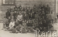 Lata 30-te, Brześć nad Bugiem, Polska. 
Nauczyciele i uczniowie Szkoły Powszechnej nr 5.
Fot. NN, zbiory Ośrodka KARTA, album rodziny Skorupskich udostępniła Agata Witerska