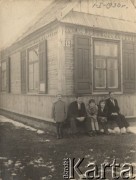 1.01.1930, Brześć nad Bugiem, Polska.
Przed domem przy ul. Urwanej 12, od lewej: Kazik Skorupski, Władysław Skorupski, Jola Krycka, Irena Skorupska i Aleksander Klembowski.
Fot. NN, zbiory Ośrodka KARTA, album Wacława Skorupskiego udostępniła Agata Witerska