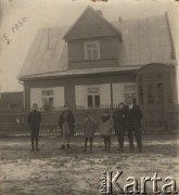 1.01.1930, Brześć nad Bugiem, Polska.
Przed domem przy ulicy 9 Lutego (przedtem Mińska) 80, stoją od lewej: Ferdynand Skorupski, Jola Krycka, Kazimierz Skorupski, NN, Irena Skorupska i Władysław Skorupski.
Fot. NN, zbiory Ośrodka KARTA, album Wacława Skorupskiego udostępniła Agata Witerska