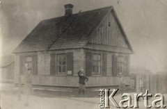 1.01.1930, Brześć nad Bugiem, Polska.
Bitwa na śnieżki przed domem przy ulicy Urwanej 12. Od lewej Jola Krycka, Irena Skorupska i Kazik Skorupski.
Fot. NN, zbiory Ośrodka KARTA, album Ireny Skorupskiej udostępniła Agata Witerska