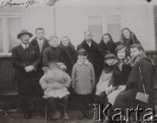 1.01.1930, Brześć nad Bugiem, Polska.
Rodzina Skorupskich przed domem. Pierwszy z lewej stoi Wacław Skorupski, trzeci z lewej Ferdynand Skorupski, piąty Aleksander Klembowski. W dolnym rzędzie stoi Kazik Skorupski, w środku Jola Krycka, druga z prawej siedzi Irena Skorupska.
Fot. NN, zbiory Ośrodka KARTA, album rodziny Skorupskich udostępniła Agata Witerska