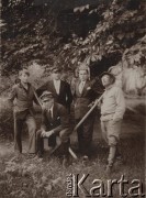 1931, Kowel okolice, Wołyń, Polska.
Grupa mężczyzn w ogrodzie. Pierwszy z lewej stoi Benek Ewerman, pierwszy z prawej Wacław Skorupski.
Fot. NN, zbiory Ośrodka KARTA, album Wacława Skorupskiego udostępniła Agata Witerska