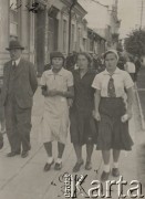 1932, Brześć nad Bugiem, Polska.
Spacer ulicą 3-go Maja.
Fot. NN, zbiory Ośrodka KARTA, album Ireny Skorupskiej udostępniła Agata Witerska