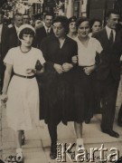 1932, Brześć nad Bugiem, Polska.
Przyjaciółki spacerujące ulicą 3-go Maja, z lewej Irena Skorupska.
Fot. NN, zbiory Ośrodka KARTA, album Ireny Skorupskiej udostępniła Agata Witerska