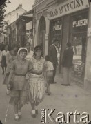 1932, Brześć nad Bugiem, Polska.
Spacer ulicą 3-go Maja. Irena Skorupska (po lewej) z przyjaciółką.
Fot. NN, zbiory Ośrodka KARTA, album Ireny Skorupskiej udostępniła Agata Witerska