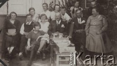 24.05.1931, Brześć nad Bugiem, Polska.
Członkowie rodziny Skorupskich przed domem. Z przodu siedzi Irena Skorupska, za nią Władysław Skorupski, drugi z lewej w górnym rzędzie stoi Ferdynand Skorupski, czwarty z lewej Kazik Skorupski.
Fot. NN, zbiory Ośrodka KARTA, album rodziny Skorupskich udostępniła Agata Witerska