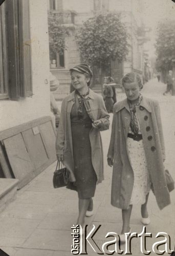 Lata 30-te, Brześć nad Bugiem, Polska.
Irena Ciesielska i Irena Skorupska w czasie spaceru.
Fot. NN, zbiory Ośrodka KARTA, album Ireny Skorupskiej udostępniła Agata Witerska