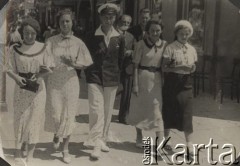 13.08.1936, Brześć nad Bugiem, Polska.
Grupa przyjaciół na spacerze. Pierwsza z lewej idzie Irena Skorupska.
Fot. NN, zbiory Ośrodka KARTA, album Ireny Skorupskiej udostępniła Agata Witerska