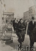 Lata 30-te, Warszawa, Polska.
Spacerowicze na ulicy Chłodnej. W tle Rogatki Wolskie, widok w stronę ulicy Towarowej.
Fot. NN, zbiory Ośrodka KARTA, album Ireny Skorupskiej udostępniła Agata Witerska