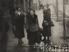 1935, Brześć nad Bugiem, Polska.
Irena Skorupska (w środku) z koleżankami na ulicy.
Fot. NN, zbiory Ośrodka KARTA, album Ireny Skorupskiej udostępniła Agata Witerska