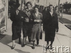 1934, Brześć nad Bugiem, Polska.
Irena Skorupska (druga z prawej) z koleżankami na ulicy.
Fot. NN, zbiory Ośrodka KARTA, album Ireny Skorupskiej udostępniła Agata Witerska