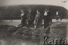 1935, Kraków, Polska.
Uczestniczki prac przy usypywaniu Kopca Józefa Piłsudskiego (Kopca Niepodległości, Kopca Wolności) na Sowińcu. Druga z prawej stoi Irena Skorupska.
Fot. NN, zbiory Ośrodka KARTA, album Ireny Skorupskiej udostępniła Agata Witerska