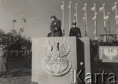 11.11.1934, Warszawa, Polska.
Marszałek Polski Józef Piłsudski na trybunie podczas obchodów Święta Niepodległości na Polu Mokotowskim. Obok niego po prawej szef Gabinetu Ministra Spraw Wojskowych podpułkownik Adam Sokołowski, po lewej na ziemi stoi Inspetor Armii generał Edward Rydz-Śmigły.
Fot. NN, zbiory Ośrodka KARTA, album Ireny Skorupskiej udostępniła Agata Witerska