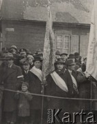 1934, Brześć nad Bugiem, Polska.
Tłum zgomadzony przy ulicy Unii Lubelskiej, najprawdopodobniej podczas uroczystych obchodów Święta Niepodległości. Drugi z lewej stoi Władysław Skorupski.
Fot. NN, zbiory Ośrodka KARTA, album Ireny Skorupskiej udostępniła Agata Witerska