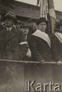 1934, Brześć nad Bugiem, Polska.
Widzowie zgomadzeni przy ulicy Unii Lubelskiej, najprawdopodobniej podczas uroczystych obchodów Święta Niepodległości. Drugi z lewej stoi Władysław Skorupski.
Fot. NN, zbiory Ośrodka KARTA, album Ireny Skorupskiej udostępniła Agata Witerska