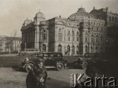 1935, Kraków, Polska.
Teatr im. Juliusza Słowackiego. Na pierwszym planie po prawej stoi Irena Skorupska.
Fot. NN, zbiory Ośrodka KARTA, album Ireny Skorupskiej udostępniła Agata Witerska