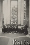 1934, Warszawa, Polska.
Wycieczka uczennic z Brześcia nad Bugiem na dziedzińcu Ministerstwa Wyznań Religijnych i Oświecenia Publicznego (ob. gmach Ministerstwa Edukacji) w Alei Szucha.
Fot. NN, zbiory Ośrodka KARTA, album Ireny Skorupskiej udostępniła Agata Witerska