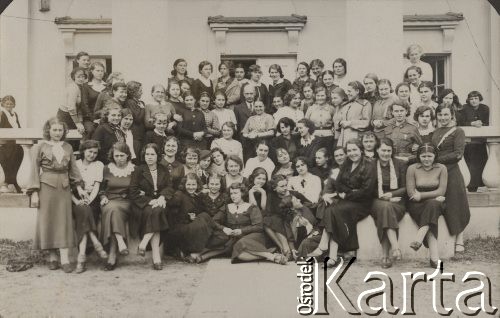 1937, Brześć nad Bugiem, Polska.
Uczestniczki Kursu Kierowniczek Dziecińców Wiejskich, wśród nich Irena Skorupska.
Fot. NN, zbiory Ośrodka KARTA, album Ireny Skorupskiej udostępniła Agata Witerska