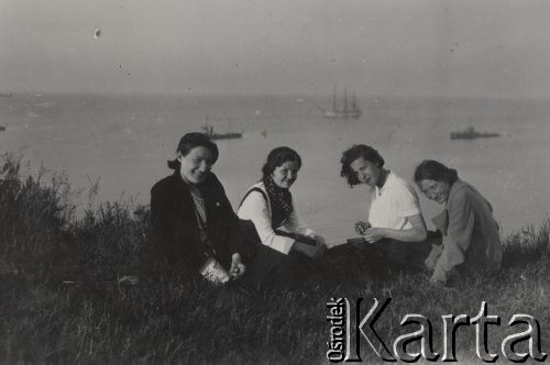 1936, Gdynia, Polska.
Grupa młodzieży na skarpie na Kamiennej Górze, pierwsza z lewej siedzi Irena Skorupska, w tle statki stojące na redzie.
Fot. NN, zbiory Ośrodka KARTA, album Ireny Skorupskiej udostępniła Agata Witerska