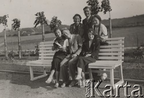 1936, Gdynia, Polska.
Młodzież na ławce na Kamiennej Górze, pierwsza z prawej siedzi Irena Skorupska.
Fot. NN, zbiory Ośrodka KARTA, album Ireny Skorupskiej udostępniła Agata Witerska