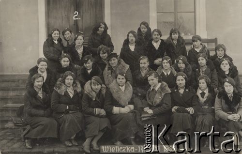 14.11.1935, Wieliczka, Polska.
Uczennice z Brześcia nad Bugiem podczas wycieczki. Pierwsza z prawej w dolnym rzędzie siedzi Irena Skorupska.
Fot. NN, zbiory Ośrodka KARTA, album Ireny Skorupskiej udostępniła Agata Witerska