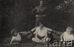 Lato 1934, Istebna, Polska.
Uczestniczki obozu Przysposobienia Wojskowego Kobiet.
Fot. NN, zbiory Ośrodka KARTA, album Ireny Skorupskiej udostępniła Agata Witerska