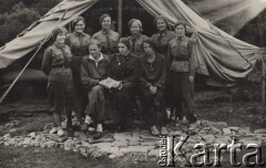 7.07.1934, Istebna, Polska.
Uczestniczki obozu Przysposobienia Wojskowego Kobiet, pierwsza z prawej Irena Skorupska.
Fot. NN, zbiory Ośrodka KARTA, album Ireny Skorupskiej udostępniła Agata Witerska