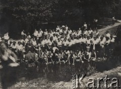 24.06.1934, Istebna, Polska.
Uczestniczki obozu Przysposobienia Wojskowego Kobiet myjące naczynia w rzece. Wśród nich Irena Skorupska.
Fot. NN, zbiory Ośrodka KARTA, album Ireny Skorupskiej udostępniła Agata Witerska