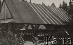 Lato 1934, Istebna, Polska.
Uczestniczki obozu Przysposobienia Wojskowego Kobiet podczas posiłku.
Fot. NN, zbiory Ośrodka KARTA, album Ireny Skorupskiej udostępniła Agata Witerska