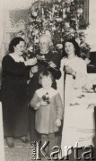 25-26.12.1937, Brześć nad Bugiem, Polska.
Toast pod choinką bożonarodzeniową. W środku nalewający wino Wacław Skorupski.
Fot. NN, zbiory Ośrodka KARTA, album rodziny Skorupskich udostępniła Agata Witerska
