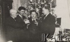 25-26.12.1937, Brześć nad Bugiem, Polska.
Toast pod choinką bożonarodzeniową. Pierwszy z lewej stoi Wacław Skorupski, trzeci z lewej Władysław Skorupski.
Fot. NN, zbiory Ośrodka KARTA, album rodziny Skorupskich udostępniła Agata Witerska