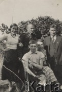 Lata 30-te, Brześć nad Bugiem, Polska.
Rodzina w ogrodzie. Od lewej stoją Irena Skorupska, Ferdynand Skorupski, Władysław Skorupski, siedzą: Kazimierz Skorupski i Feliksa Skorupska.
Fot. NN, zbiory Ośrodka KARTA, album rodziny Skorupskich udostępniła Agata Witerska